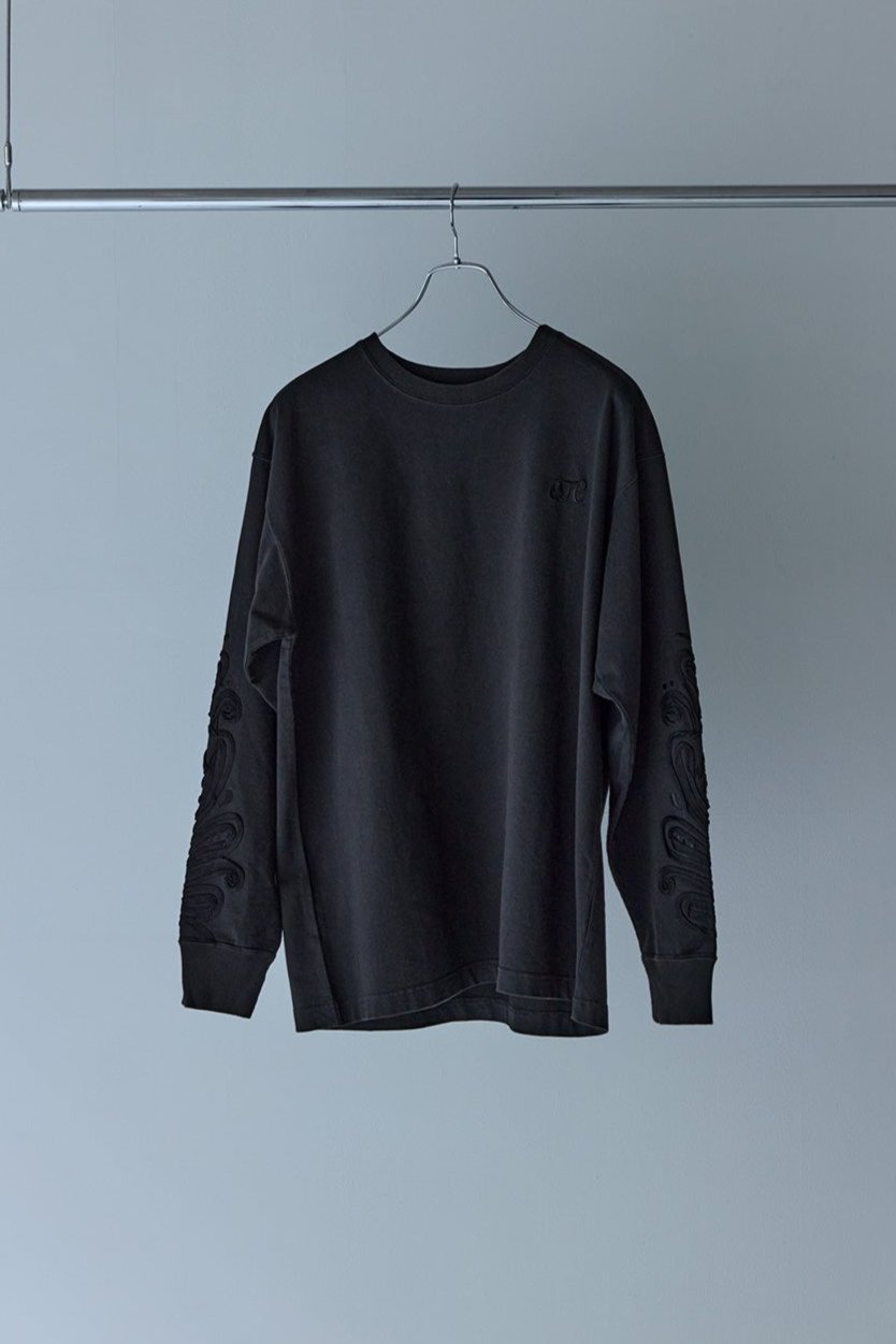 SLEEVE EMB L/S T-SHIRT