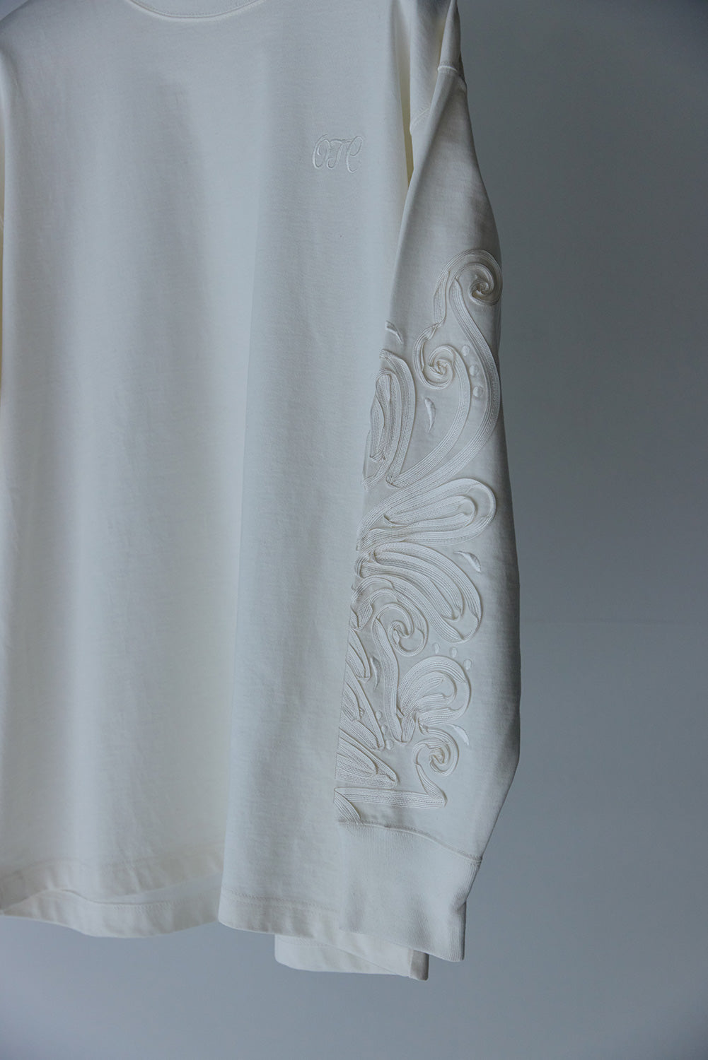 SLEEVE EMB L/S T-SHIRT