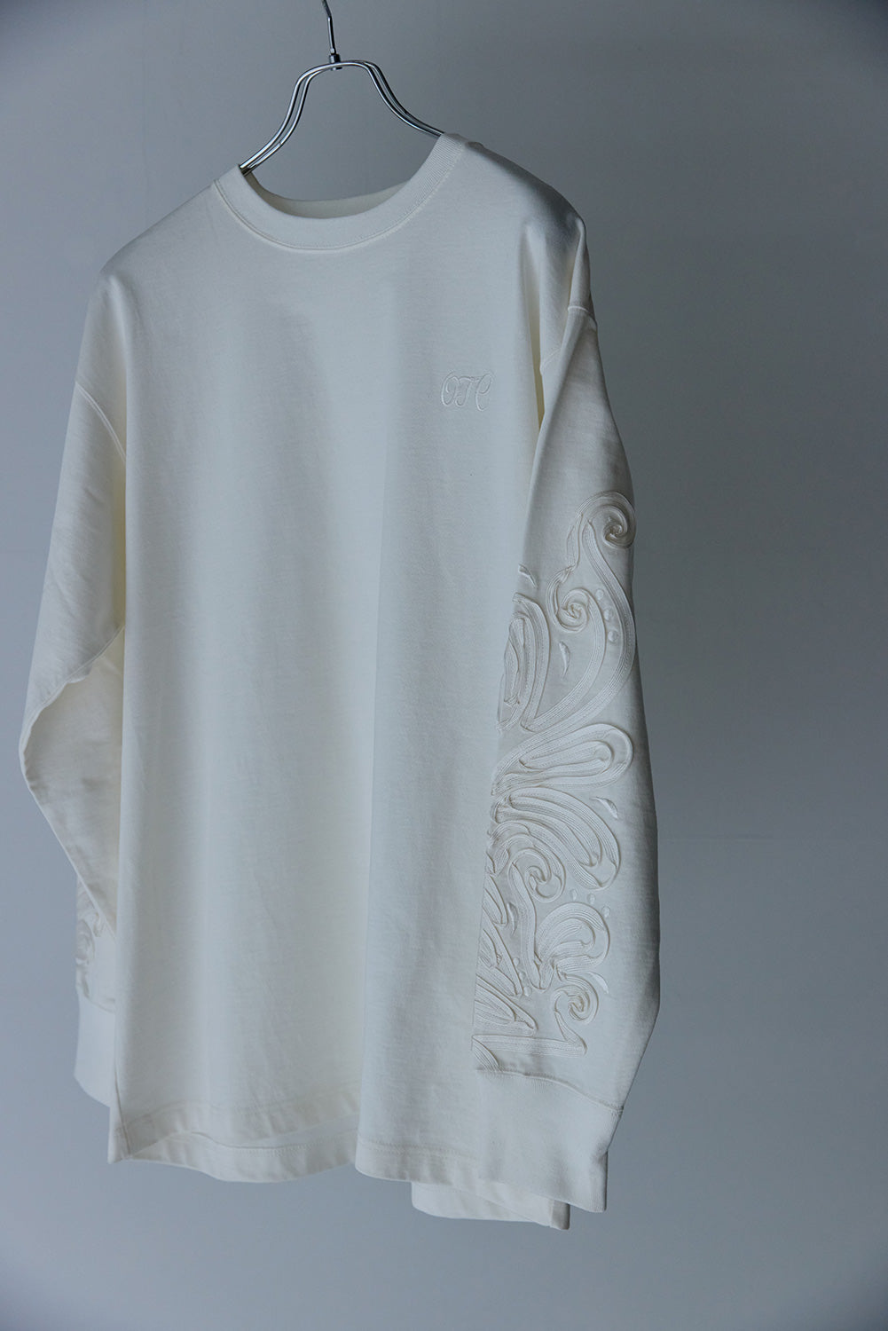 SLEEVE EMB L/S T-SHIRT