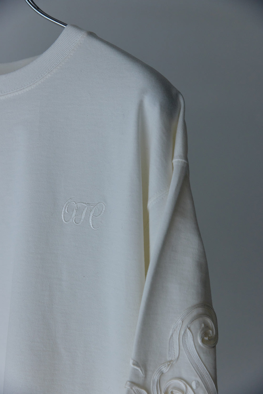 SLEEVE EMB L/S T-SHIRT