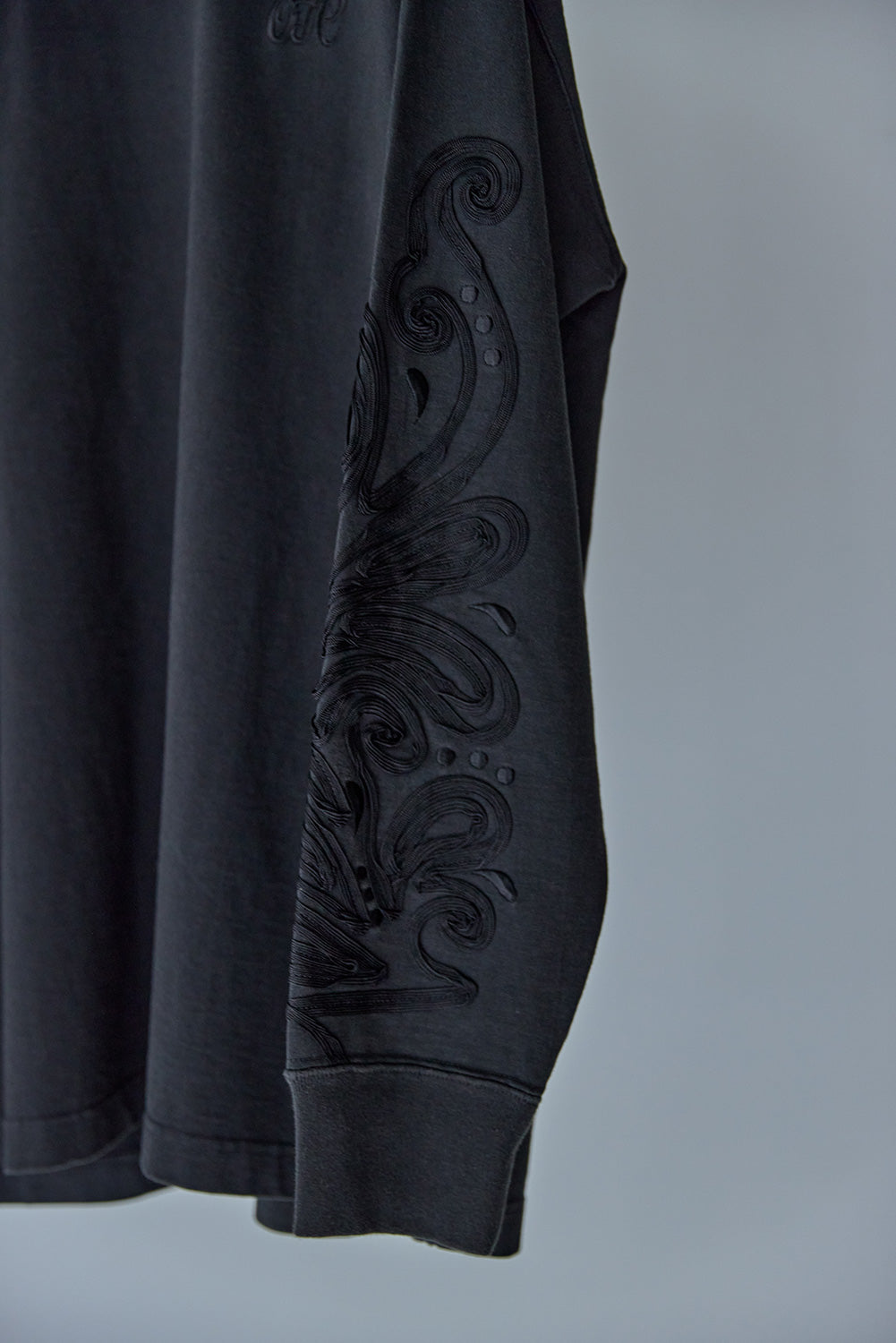 SLEEVE EMB L/S T-SHIRT