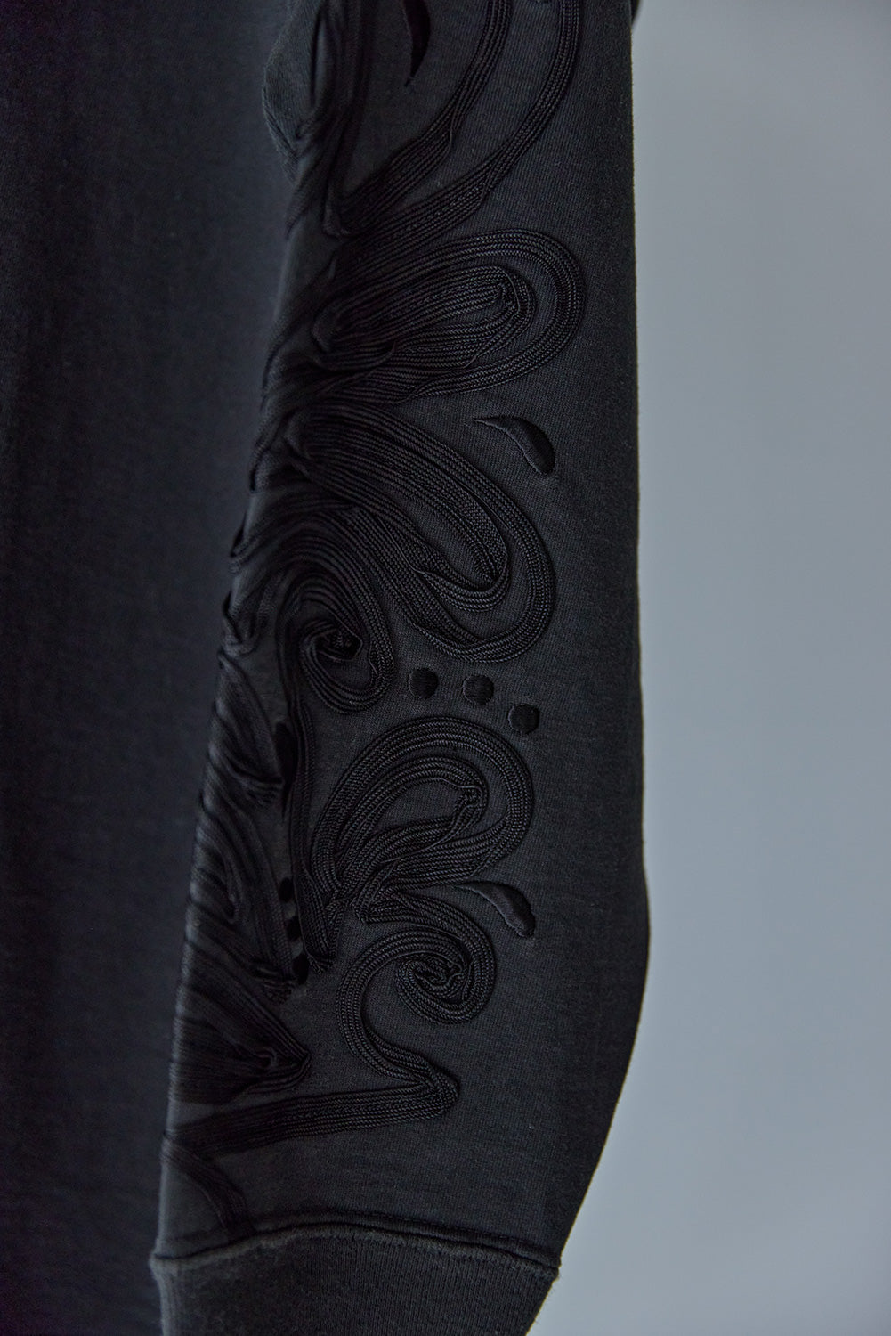 SLEEVE EMB L/S T-SHIRT