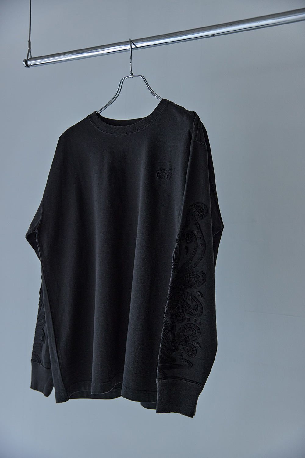 SLEEVE EMB L/S T-SHIRT
